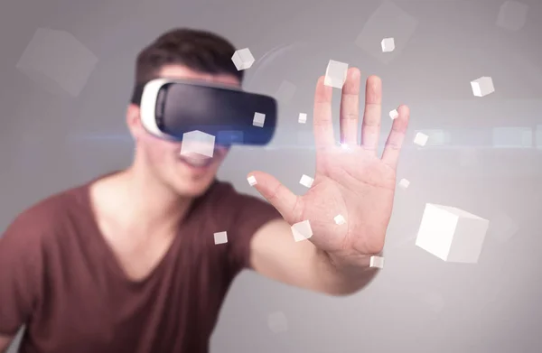 Homme portant des lunettes de réalité virtuelle — Photo