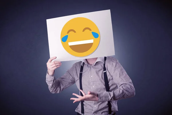 Uomo d'affari in possesso di carta con emoticon ridere — Foto Stock