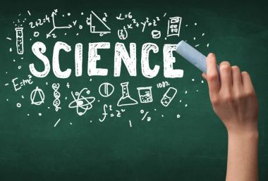 Olgun bilim adamı gemide çizim yapıyor.