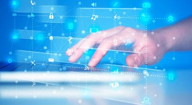 Yüksek teknoloji ortam simgeleriyle elele basılı klavye