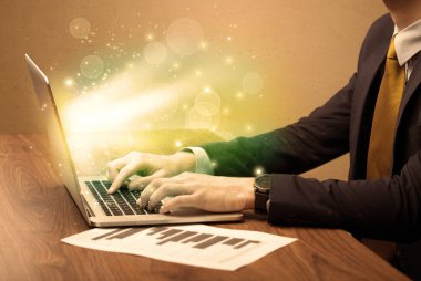 İşadamı laptopta hızlı çalışıyor.