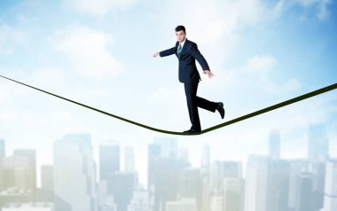 Şehrin yukarısındaki ip üzerinde yürüyen satıcısı