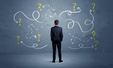 Soru işaretleri olan güvenilmez iş adamı