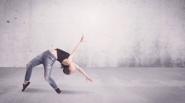 Boş geçmişi olan güzel bir şehir dansçısı.