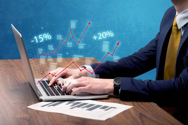 Продавец работает на графике с ноутбуком — стоковое фото