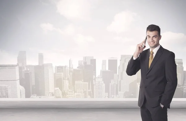 Vendedor hablando frente al paisaje de la ciudad — Foto de Stock