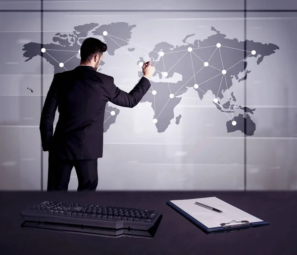 Homem de negócios desenhando pontos no mapa do mundo — Fotografia de Stock