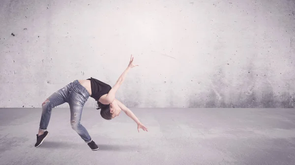 Pretty urban dancer with empty background — Stock Photo, Image