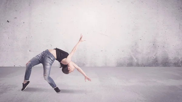 Bailarina bastante urbana con fondo vacío —  Fotos de Stock