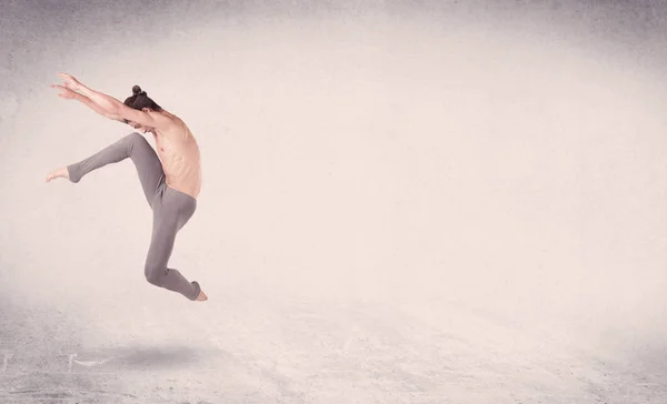 Bailarina de ballet moderna realizando salto de arte con fondo vacío —  Fotos de Stock