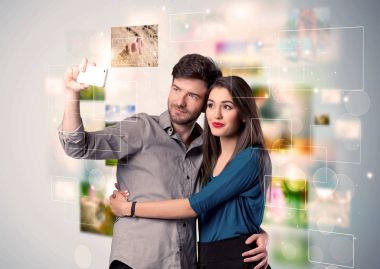 Mutlu genç çift selfie çekiyor.