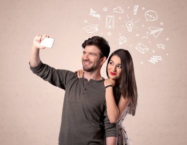 Düşünceleriyle selfie çeken çift.