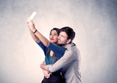 Mutlu çift temiz duvarlı selfie çekiyor.