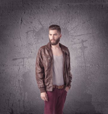 Sakallı ve güneş gözlüklü şık bir erkek.