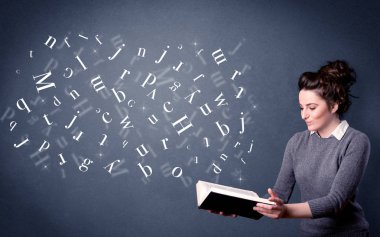 Genç Bayan kitap harfleri ile 