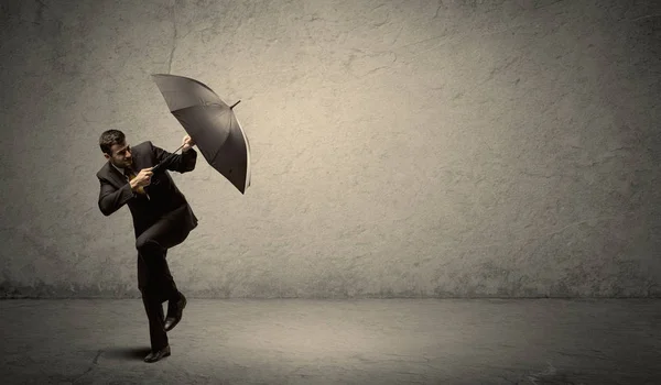 Bonito homem de negócios segurando guarda-chuva com backgroun espaço cópia — Fotografia de Stock