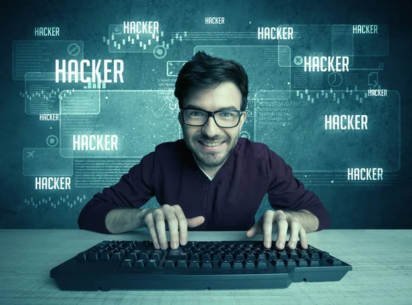 Hacker com teclado e óculos — Fotografia de Stock