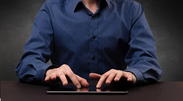 Man typing  in formal clothing — Stock Photo, Image