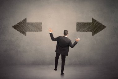 İki gr önünde duran bir karar alarak iş adamı