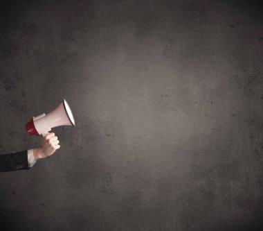 Düz arka plan üzerinde megafon