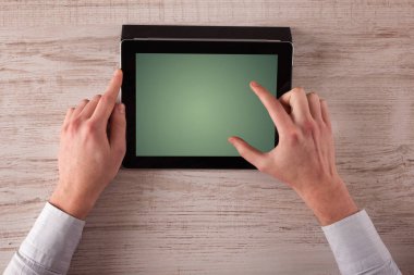 Tablet tutan eller iş