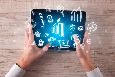 Tablet üzerinde çalışan eller iş