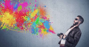 Kamera ve boya sıçratan hippi adam.