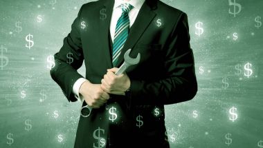 Businassman ayakta elinde aracıyla.