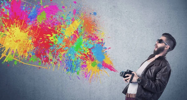 Kamera ve boya sıçratan hippi adam.