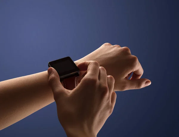 Fechar a mão feminina com balck smartwatch tela — Fotografia de Stock