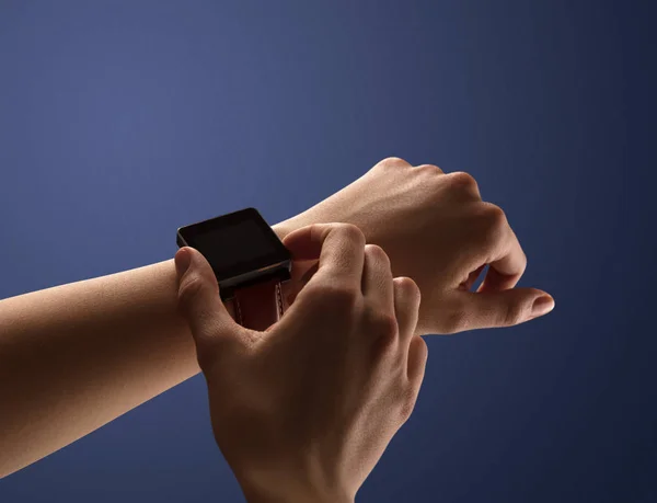 Närbild kvinnliga hand med balck smartwatch skärm — Stockfoto