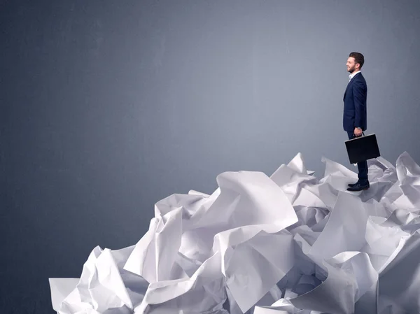 Homme d'affaires debout sur du papier froissé — Photo