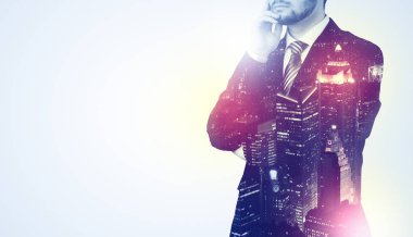 Şehir duvar kağıdı ile düşünme genç adam