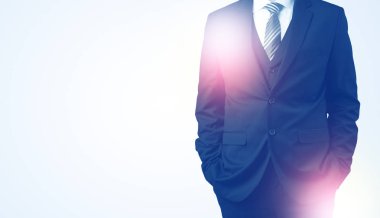 Genç işadamı ayakta durup düşünüyor