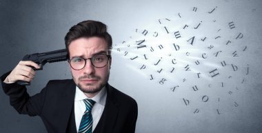 Yakışıklı adam silahla başına ateş