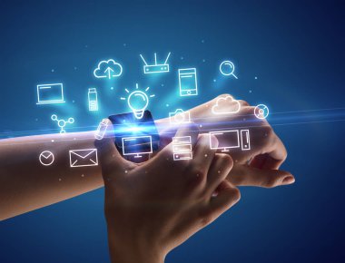 Smartwatch Multimedya sembolleri ile giyen el