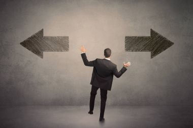 İki gr önünde duran bir karar alarak iş adamı