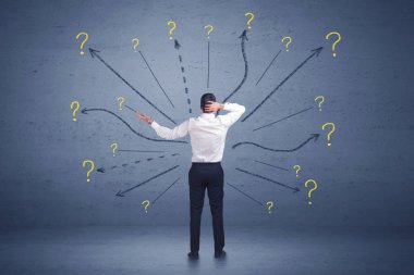 Çizgiler ve soru işareti önünde duran işadamı konsantrasyon işaretleri