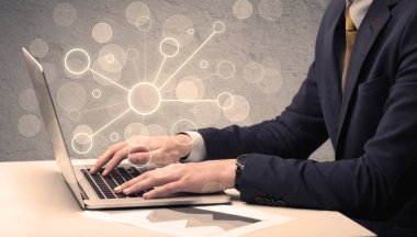 Dizüstü bilgisayarda yazan bilim işçisi