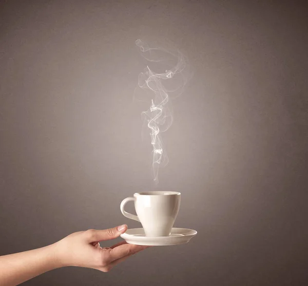 Taza de café de mano femenina — Foto de Stock