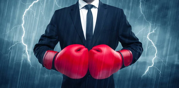 雨の中でボクシングの実業家 — ストック写真