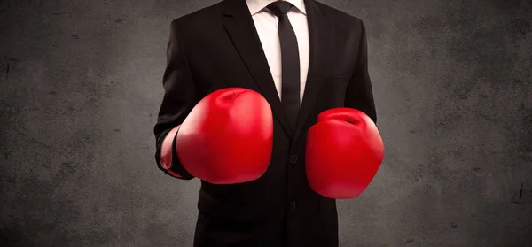 Homme d'affaires de boxe avec gants de boxe rouges — Photo