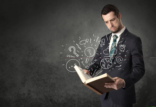 Hombre de negocios sosteniendo un libro. — Foto de Stock