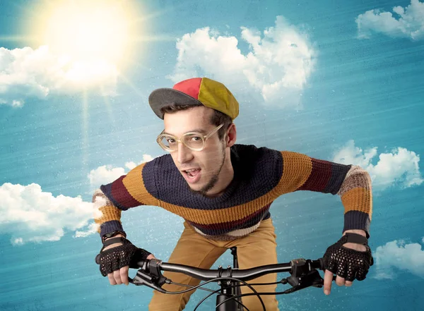 Вершник Нерд з велосипедом і приємною погодою — стокове фото