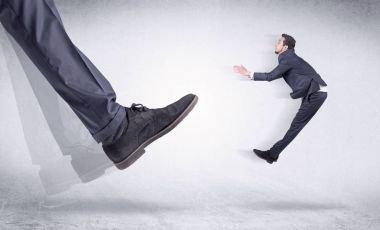 Siyah ayakkabı tekme küçük adam