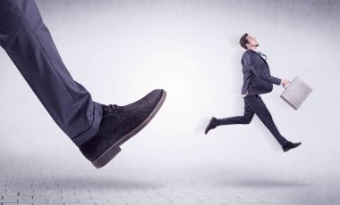 Genç bir işçi tarafından Koca ayak evden attı