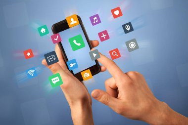 Akıllı telefon tutan bir kadın.