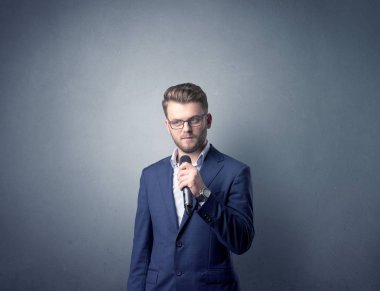İşadamı holding mikrofon