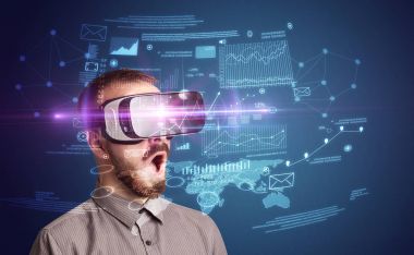 İşadamı ile sanal gerçeklik koruyucu gözlük 