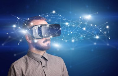 İşadamı ile sanal gerçeklik koruyucu gözlük